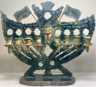 חנוכיה ישראלית גדולה ועתיקה 
יציקת ברזל . גובה 27 סמ . רוחב 30 סמ .