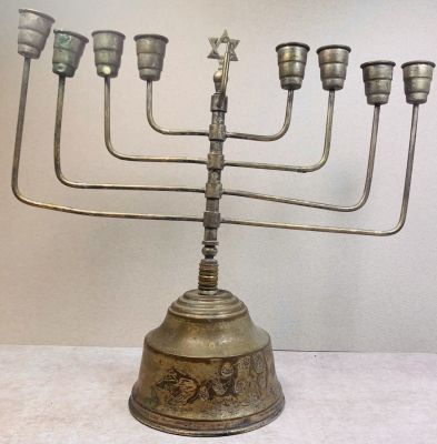 חנוכיית כסף ישראלית 
חנוכיה מיוחדת . עשויה כסף . כיתוב ״ ישראל ״ בבסיס . חתום ״ כסף ״ . חוסר 