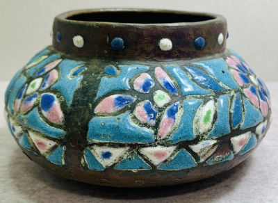 כלי סורי עתיק 
המאה ה19 . עיטורי אמייל על נחושת . גובה 8.5 סמ . קוטר 15 סמ .