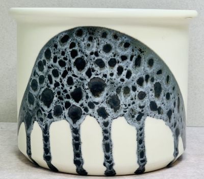 לפיד - לבה 
עציץ / אגרטל עם פתח רחב . גובה 11 סמ . רוחב 14 סמ . חתום + שם האמנית . מצב מושלם 