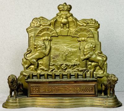 חנוכיה מיניאטורית ישנה 
עשויה נחושת . חתום בצלאל ירושלם . עיטורי אריות ועם ישראל יוצא ממצרים 