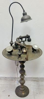עמדת טלפון איסלאמית שנות ה50 
פריט יוצא דופן . שולחן עליו מנורה 2 מעמדי טלפון ו2 חוגות . 