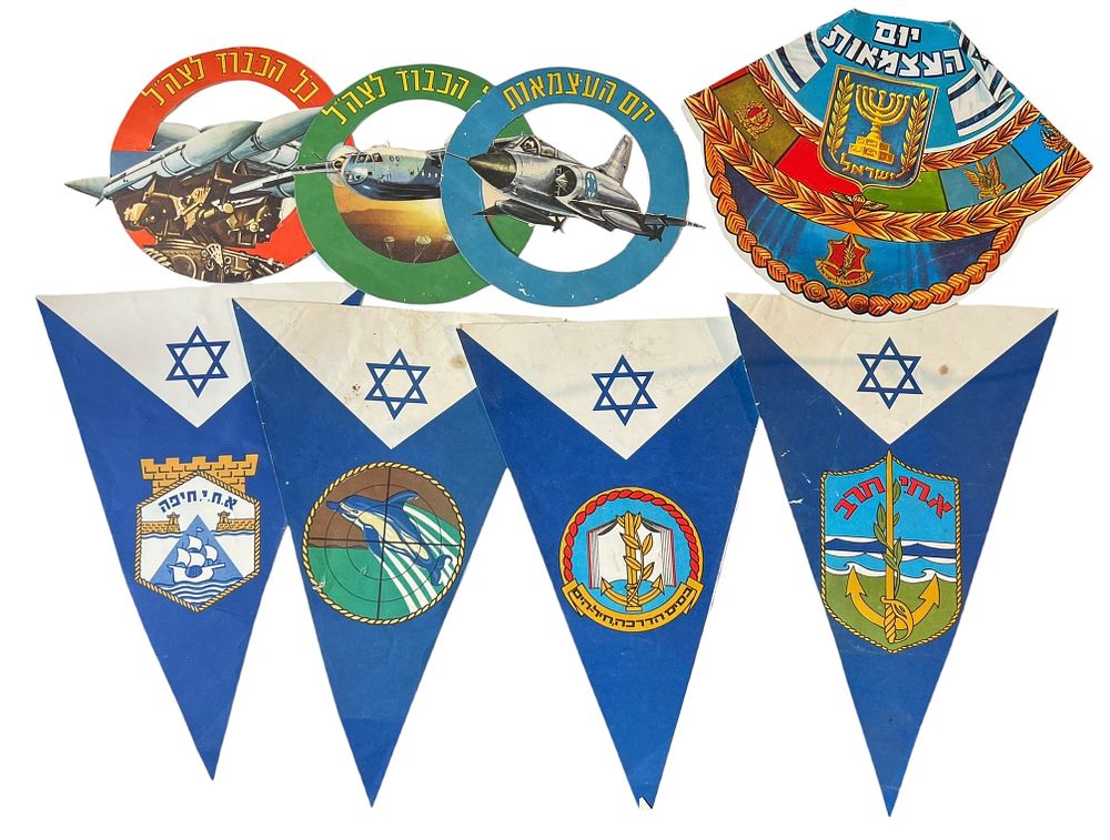 ישראליאנה - צה"ל - יום העצמאות - דגלים וינטג' 
חילות צה"ל 
צבעוני. 
ללא חוט לתלייה. 
במצב טוב מאד.