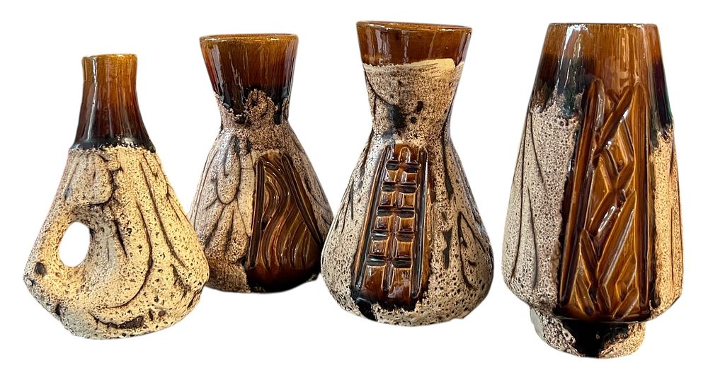 כדן - לוט 4 אגרטלים בינוניים 
4 אגרטלים בגווני חום ולבן , עיטורי חריטה 
אגרטל 1 חתום מתוך 4. 