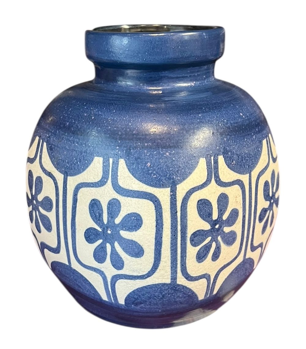 לפיד - פרחים כחולים 
אגרטל בינוני 
חתום 
20*16 סמ