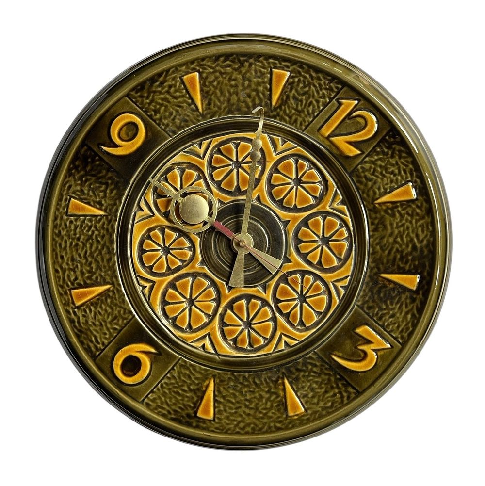 בית היוצר - צבי - שעון קיר גדול 
שעון 4094, עשוי קרמיקה גלזורה בגוון ירוק, עיצוב של צבי בן 