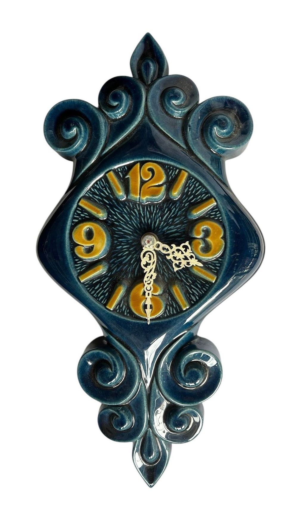 בית היוצר - צבי - שעון קיר 
שעון 4100 , עשוי קרמיקה, גלזורה כחולה בעיצוב צבי בן אמיתי 
אמצע 