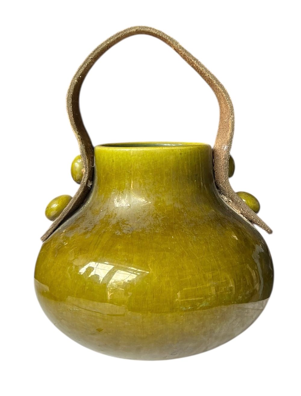 בית היוצר - אגרטל בינוני 
אגרטל 2058, בגוון ירוק משולב ידית אחיזה עשויה עור חום 
עיצוב של צבי 