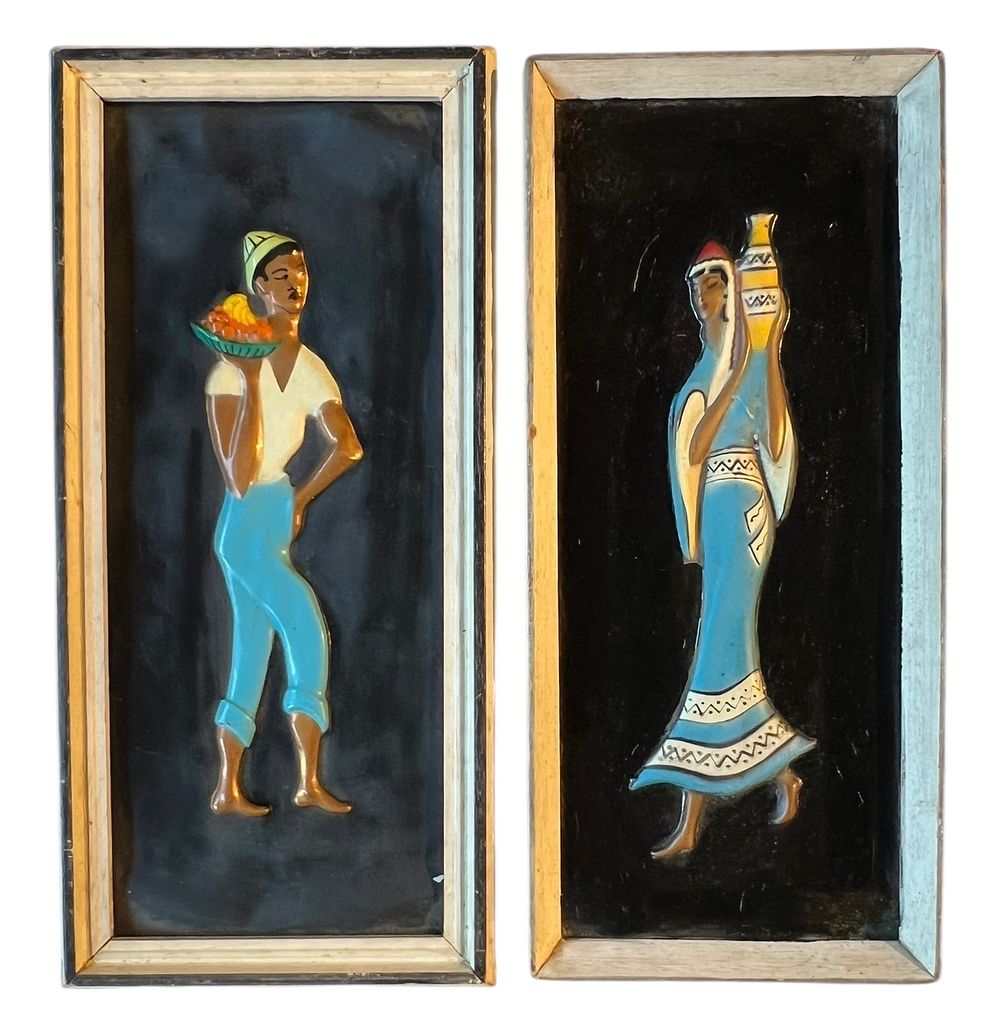 ישראליאנה - זוג תמונות 
דמויות ארץ ישראליות. 
פליז רקוע וצבוע 
29*11.5 ס"מ ללא מסגרת