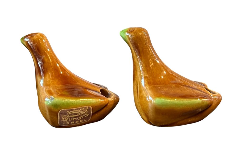 נדיר מאוד!!! בית היוצר - זוג יונים 
פיגורות קטנות ולא שכיחות. 
חורים בחלק האחורי ( השימוש לא 