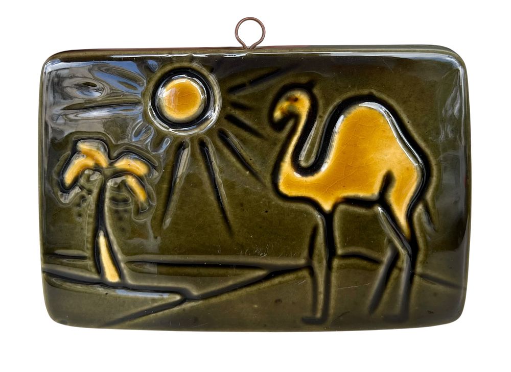 בית היוצר - פלאק קרמיקה 
עיטור גמל במדבר 
מדבקת יצרן 
14*10 סמ