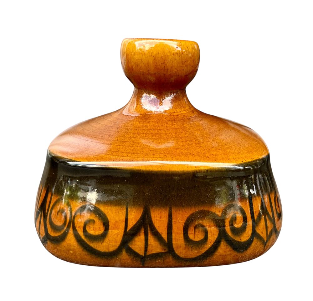 בית היוצר - אגרטל בינוני 
עיטור יד 
גובה 18 
רוחב 20 סמ