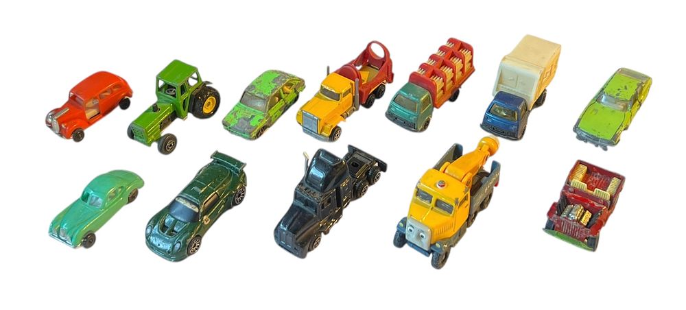 לוט 12 מכוניות צעצוע ישנות 
תקופות ומצבים שונים. 
תוצרת סין - בעיקר 
טרקטור ירוק 6 סמ 
משאית 