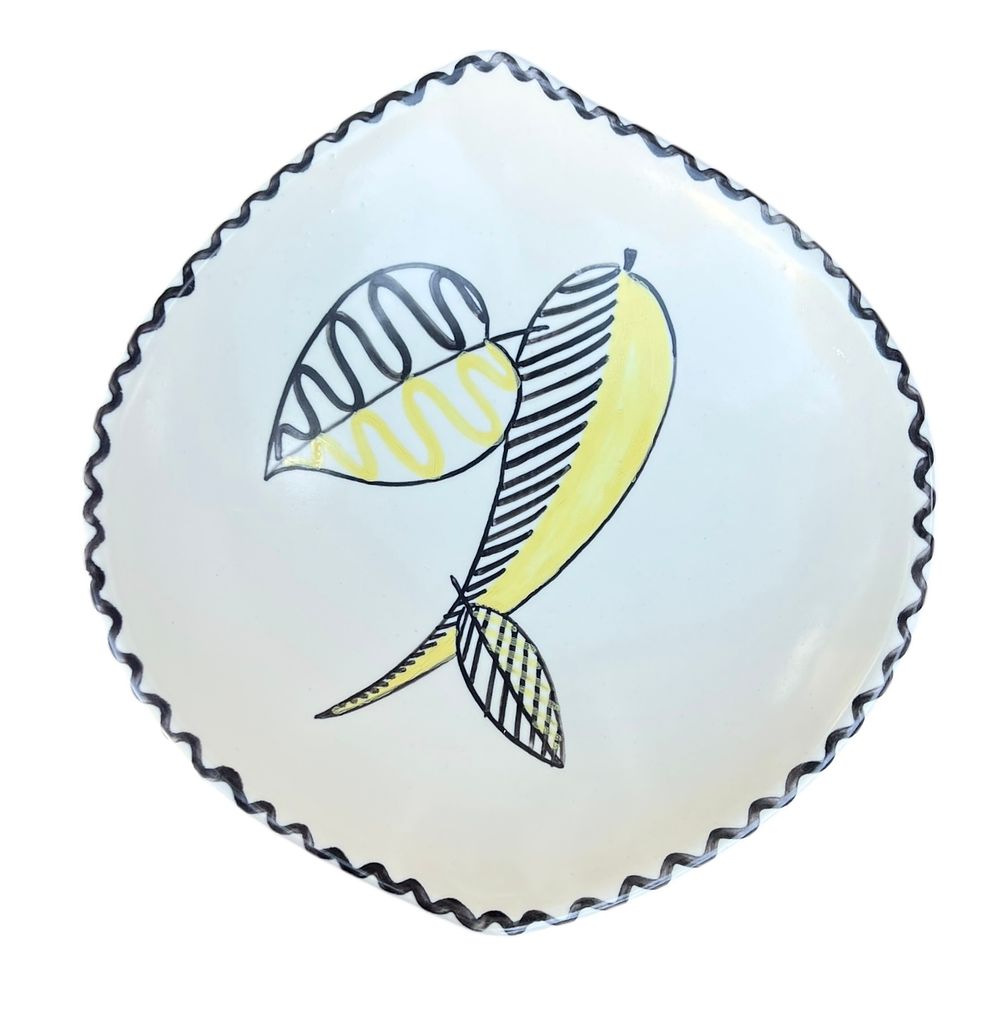 לפיד - קערת פירות 
עיטורי יד בשחור וצהוב 
קוטר 29 סמ 
חתום