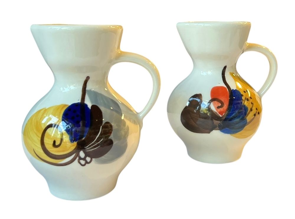 לפיד - זוג קנקנים קטנים 
זוג קנקנים עם ידית 
ציורי יד 
חתום 
12*8 סמ