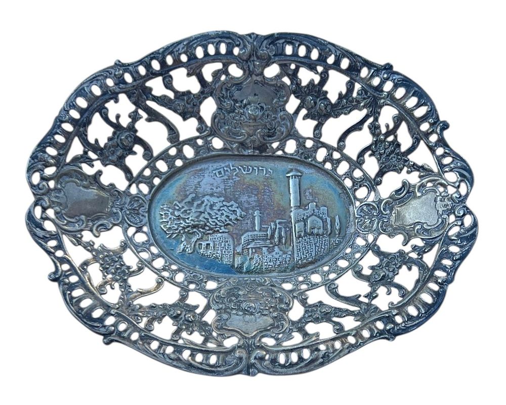 הצורפים - קערית כסף מרשימה 
עבודת חסר ובלט מלאת פרטים, עיטורי פרחים ופיתוחים ונוף העיר העתיקה 