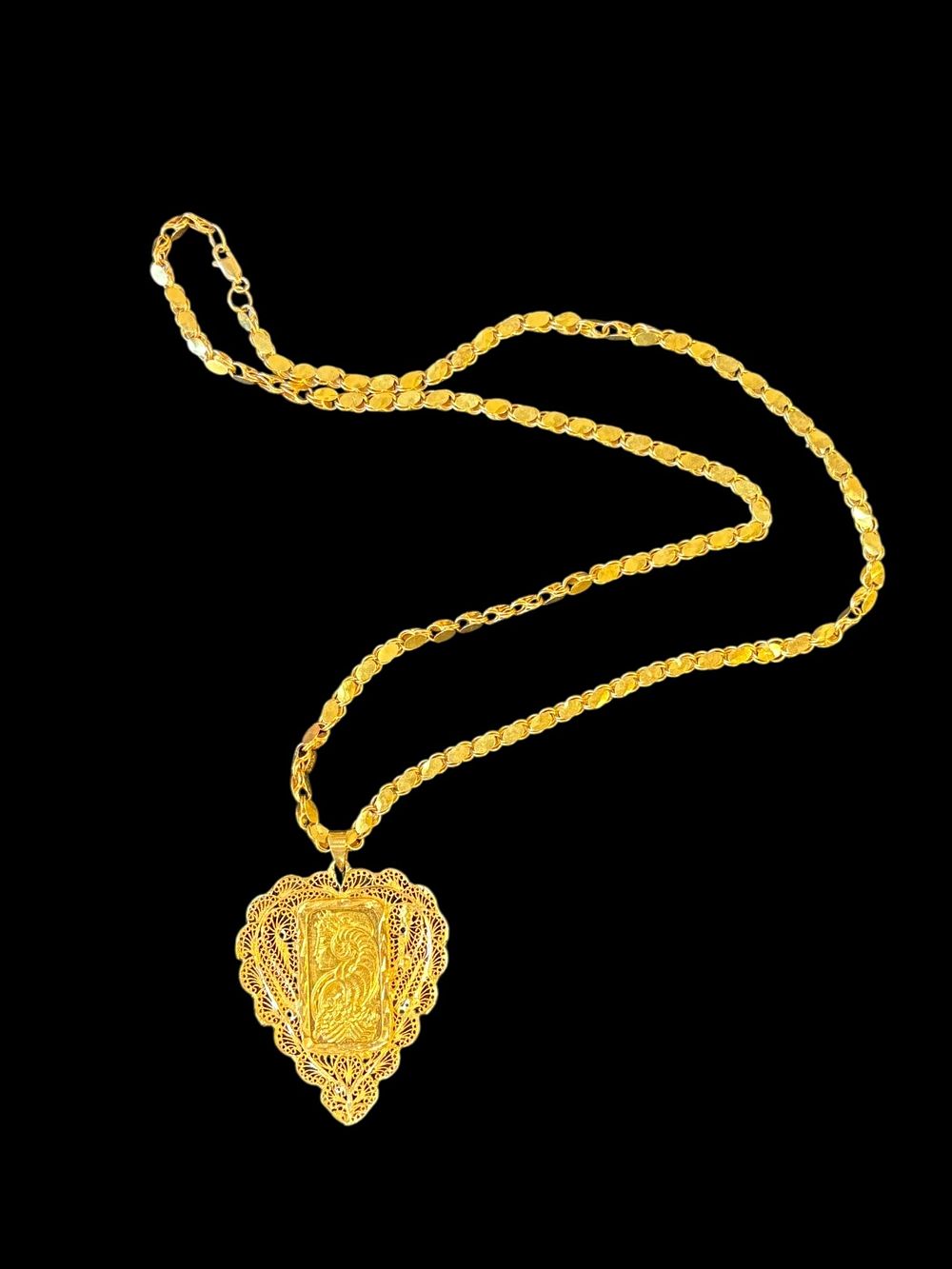 שרשרת זהב וינטג' - תליון ליידי פורטונה 
תליון בצורת לב בעבודת פיליגרן איכותית ומרשימה. 
במרכז 
