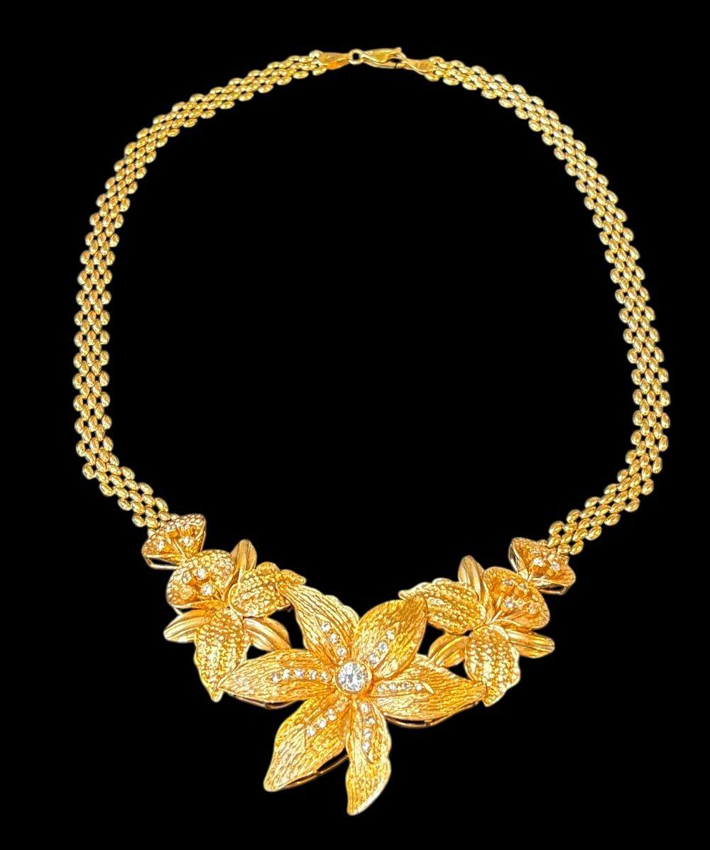 שרשרת זהב וינטג' 
עיצוב פרחים. משובץ זרקונים. 
שרשרת חוליות. זהב 21K. 
אורך 43 ס"מ 
50.17 גרם