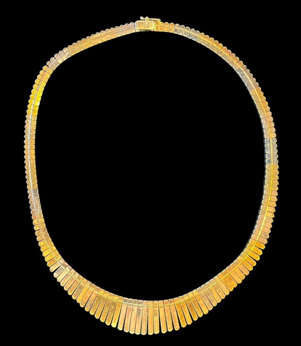 שרשרת זהב וינטג' 
עובדת אמן יפיפייה ואיכותית. 
זהב לבן וזהב צהוב. 
אורך 43 ס"מ. 
34.93 גרם. 