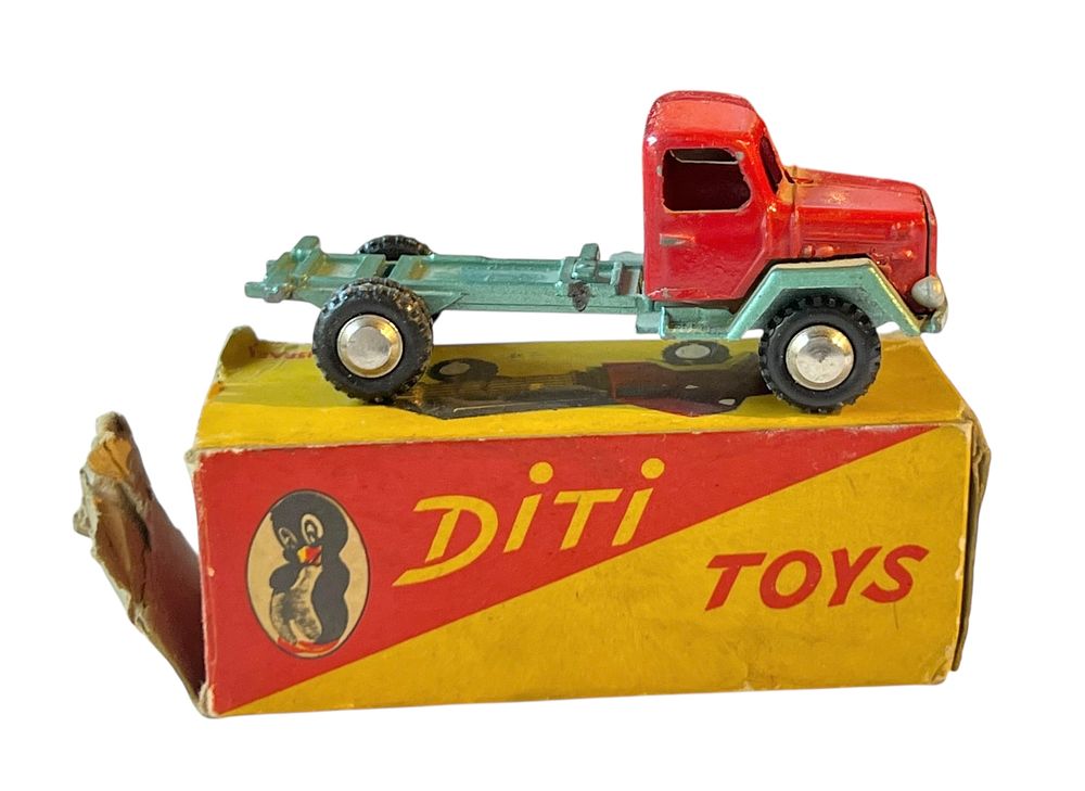 צעצועי דיטי - משאית משא קטנה 
צעצוע מתכת ישראלי ישן באריזה מקורית, תוצרת צעצועי דיטי. 
מצב 