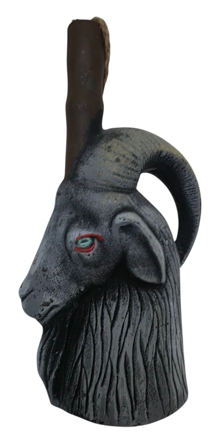 חבנצק'רה - יין אדום חצי מתוק - גיאורגיה - כשר 
בקבוק חרס מעוצב בצורת ראש עז. 750 מ"ל.