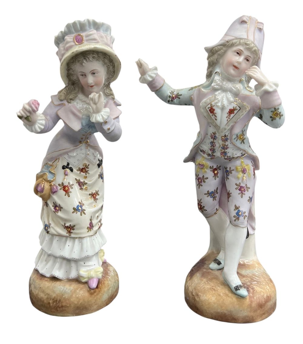 זוג פסלוני פורצלן מערב אירופאיים - גבר ואשה 
לבוש בסגנון רוקוקו מסוף המאה ה18. 
צביעת יד 