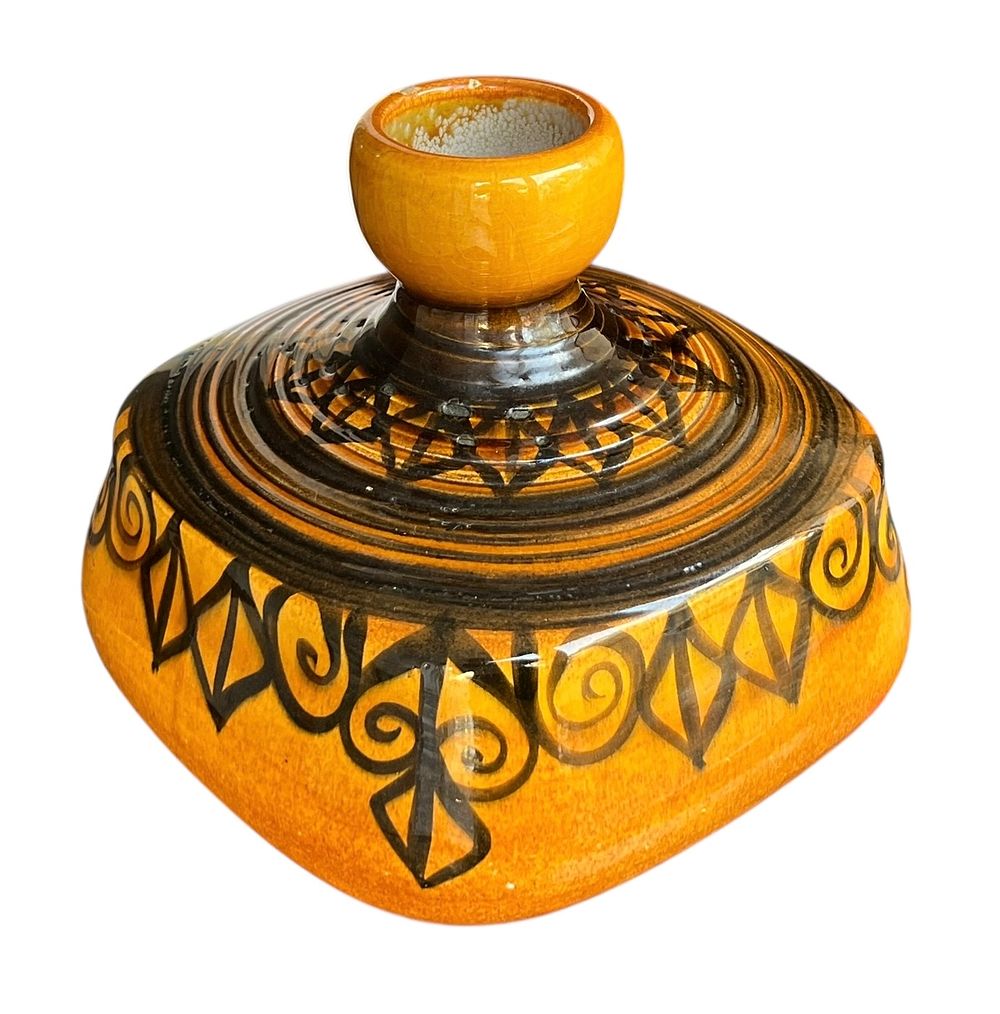 בית היוצר - צבי - אגרטל גדול 
עיטורי יד 
סדק בשפתי האגרטל - מצולם 
21*20 סמ