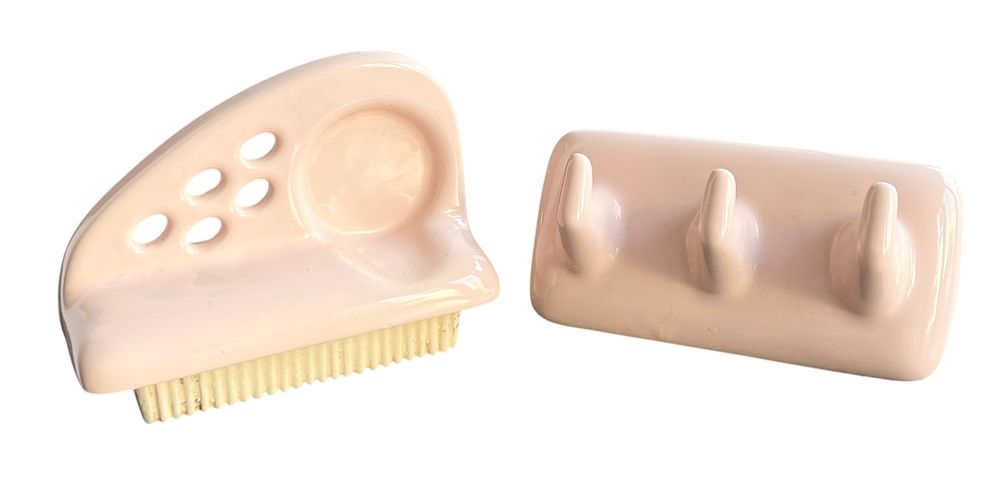 חרסה - מתלה מגבות ומתקן למברשות שיניים 
מיועדים לתליה בחדר אמבטיה, גוון ורוד בהיר 
מתקן 