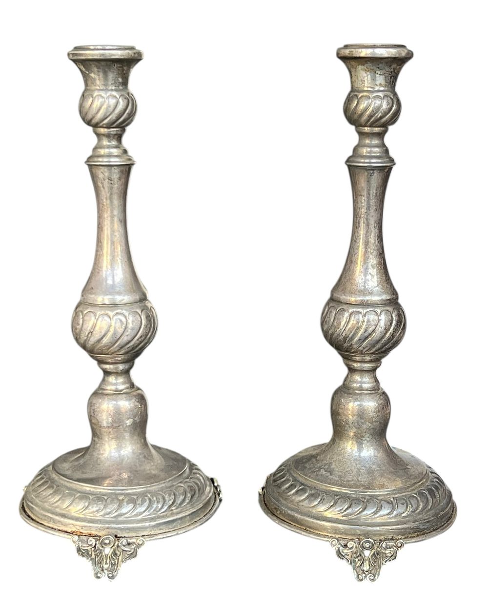 כסף אירופאי - זוג פמוטים 
שנות ה60 
חתום . 
293 גרם 
גובה 24 סמ 
קוטר 10 סמ