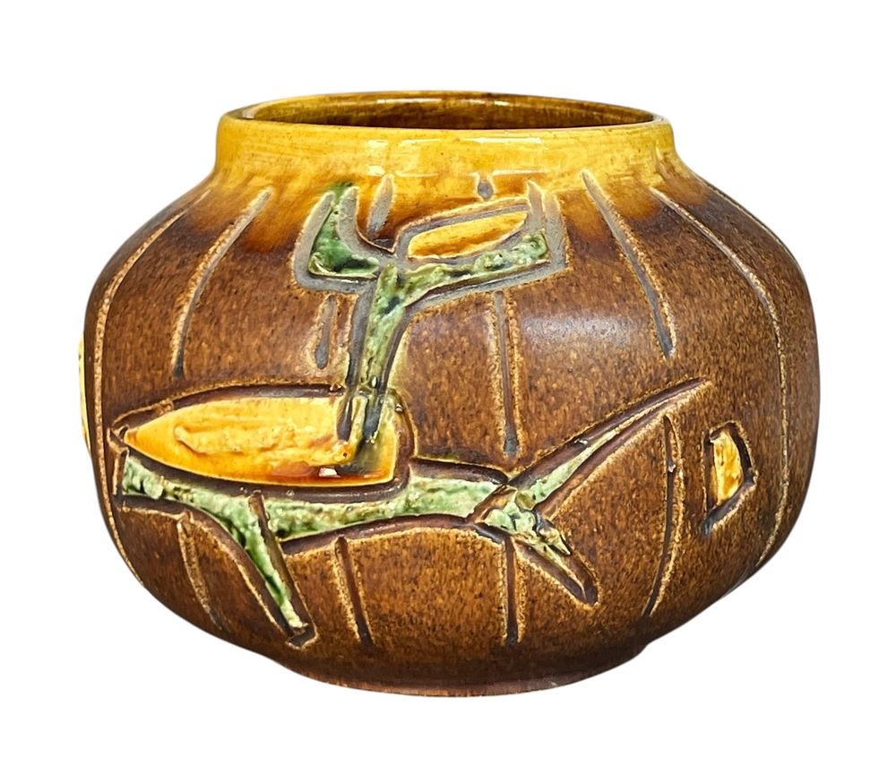 קרמיקה ישראלית - טקרמיק - אגרטל בינוני לסידור פרחים 
עיטורי חריטה אבסטרקטיים 
11*15 סמ