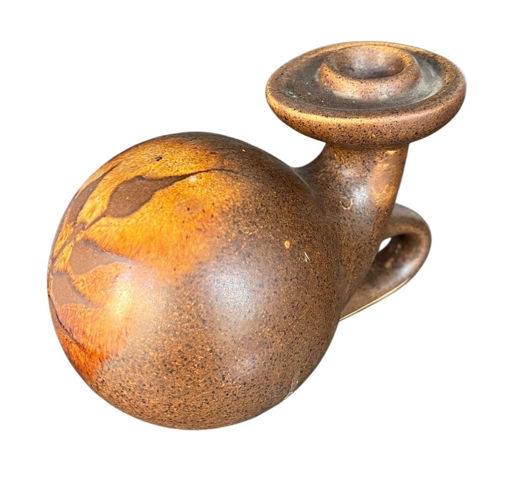 קרמיקה ישראלית - נצר כדרים - פמוט שמנמן עם ידית אחיזה 
גוון חום, עיטורי עלים 
מדבקת יצרן 