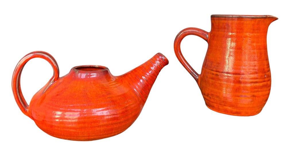 קרמיקה ישראלית - דני גורן - זוג קנקנים 
זוג קנקנים עשויים חרס, גלזורה כתומה ובוהקת 
חתום 