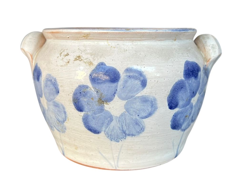 קרמיקה ישראלית - דורון יעקובי - אגרטל קטן לסידור פרחים 
גלזורה לבנה, עיטורי פרחים כחולים 