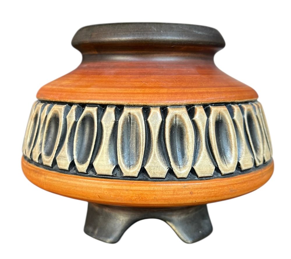 בית היוצר - צבי - אגרטל בינוני 
אגרטל 2070, בעל 3 רגליים 
צביעת ספירלה ועיטורי תמרים 
שנות 