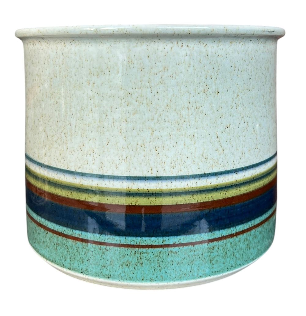 לפיד - עציץ בינוני 
עיטורי פסים 
חתום 
גובה 16 סמ 
קוטר 20 סמ