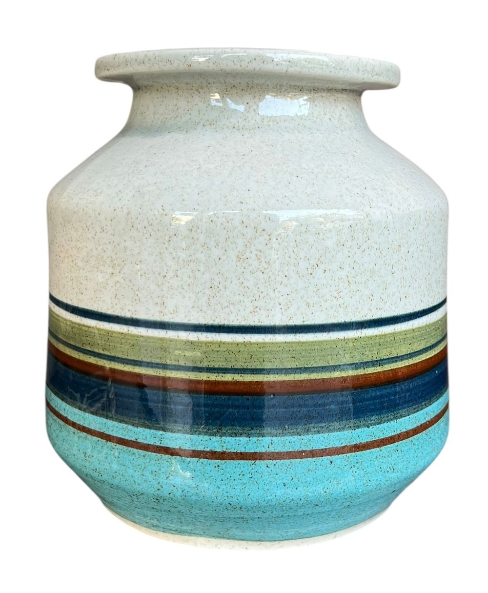 לפיד - אגרטל בינוני 
עיטורי פסים 
גובה 18 סמ 
קוטר מירבי 17 סמ 
חתום