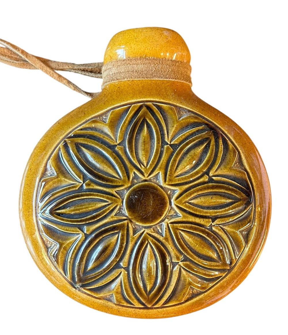 בית היוצר - אגרטל לתלייה על הקיר 
עיטורי חריטה, ֶ גוון צהבהב 
מדבקת יצרן 
19*16 סמ