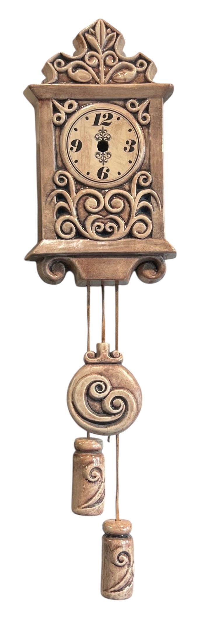 בית היוצר - אליעזר ואריאלה ויסהוף - שעון קיר 
שעון קיר עשוי קרמיקה, משולב מובייל 
עיטורים 