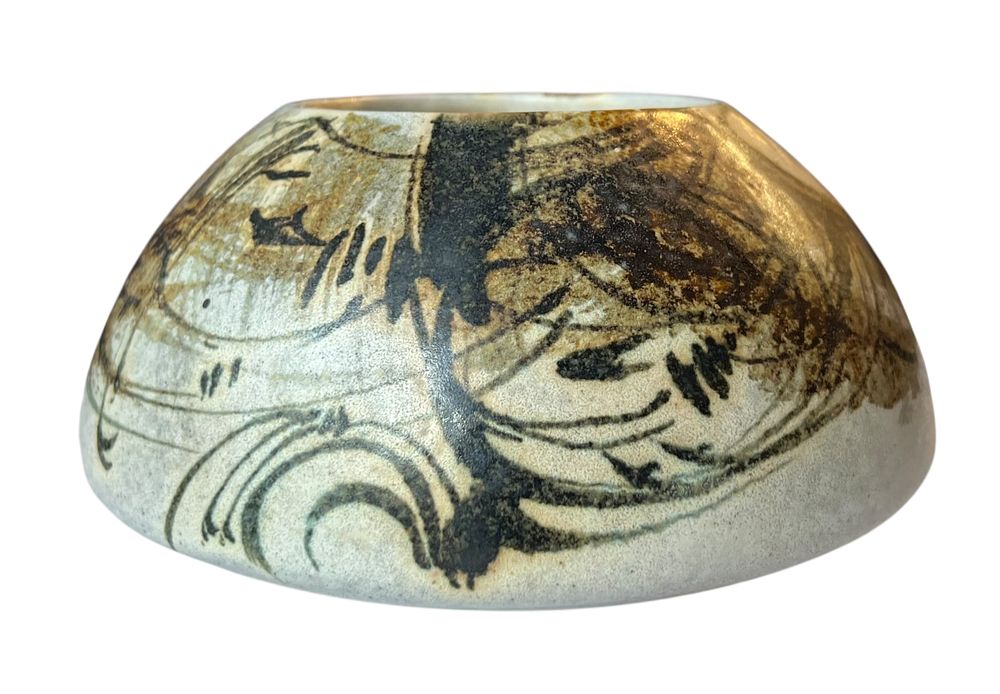 חרסה - אגרטל בינוני לסידור פרחים 
עיטורי יד אבסטרקטיים 
חֶתום 
קוטר מירבי 20 ס"מ 
גובה 10 ס"מ