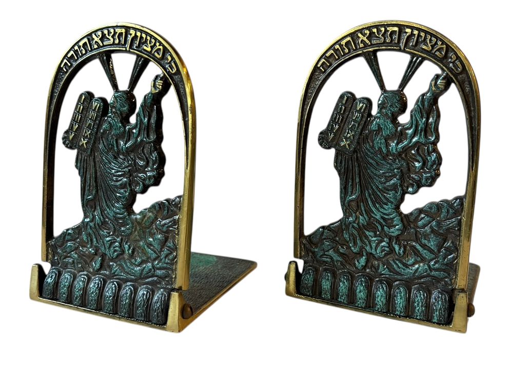 ישראליאנה - זוג תומכי ספרים 
סצינת משה אוחז בלוחות הברית לצד הכיתוב ״מציון תצא תורה״ 
פליז 