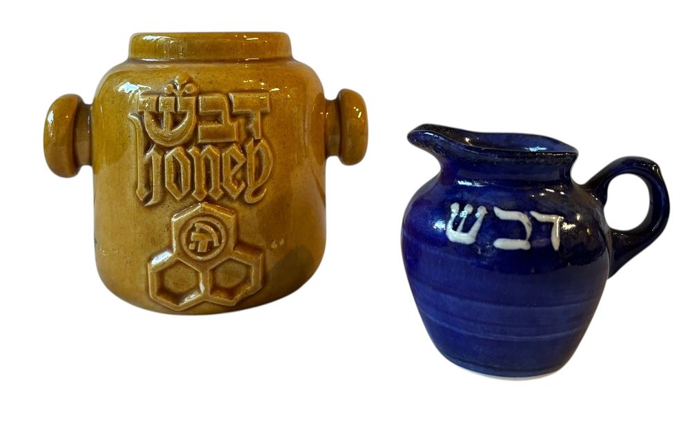 קרמיקה ישראלית - לוט 2 צנצנות דבש 
כלי צהבהב בעיצוב צבי , בית היוצר. 
על גבי הכלי, סמל תנובה 