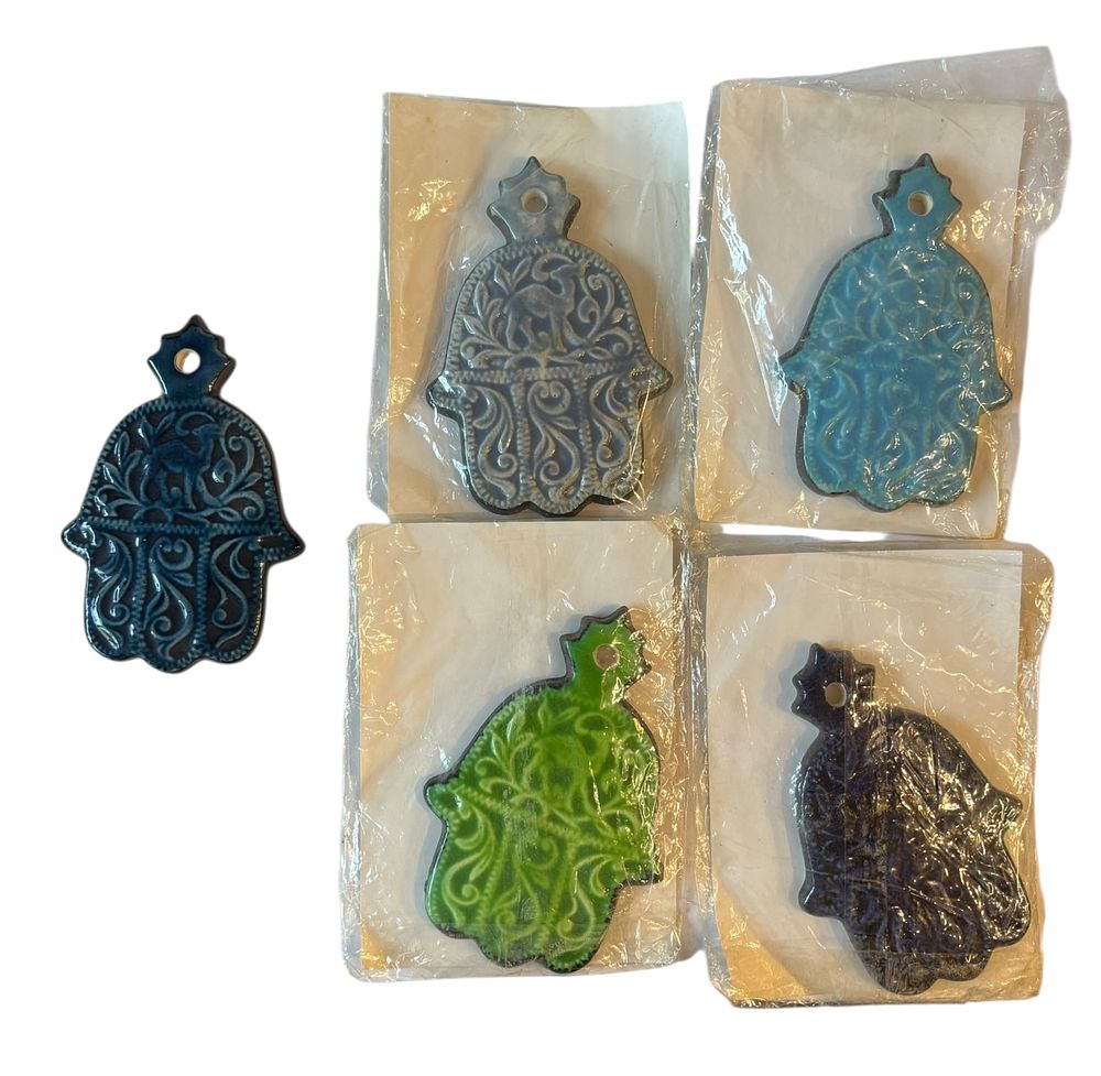 קרמיקה ישראלית - איתן גרוס - לוט 5 חמסות 
חמסות קרמיקה מעוטרות, גלזורות בגוונים שונים. 