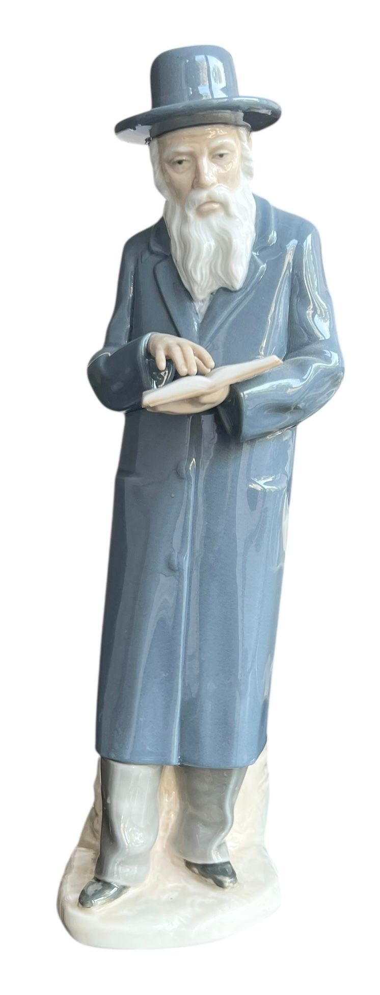 Lladr&oacute; - לארדו - פיגורת פורצלן ספרדי 
איש יהודי מבוגר לבוש בלבוש מסורתי יהודי, קורא בספר פתוח 