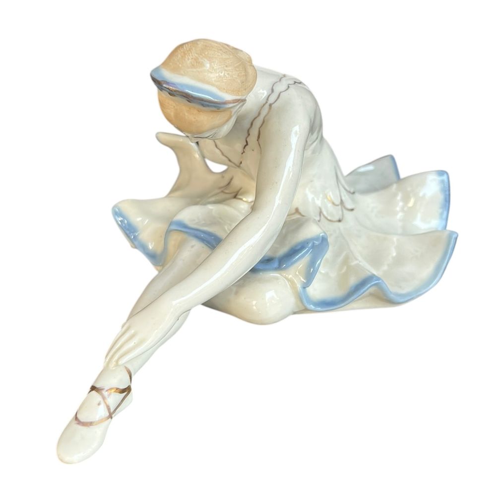 פורצלן רוסי/מזרח אירופאי - בלרינה 
חתימה לא מזוהה. מס' סדורי 69. 
אורך 23.5 סמ' 
גובה מרבי 11 