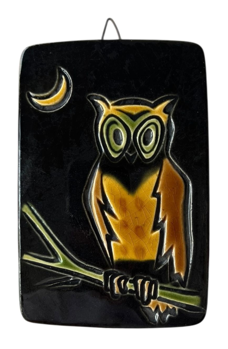 בית היוצר - צבי - אריח קיר 
אריח קיר יפיפה מעוטר בסצינת ינשוף על ענף באור הירח, 
מתוך סדרת 