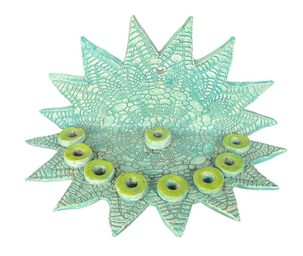 קרמיקה ישראלית - יצרן לא ידוע 
חנוכיית קרמיקה גדולה ומרשימה 
גלזורה בגוון טורקיז, עיטורי 