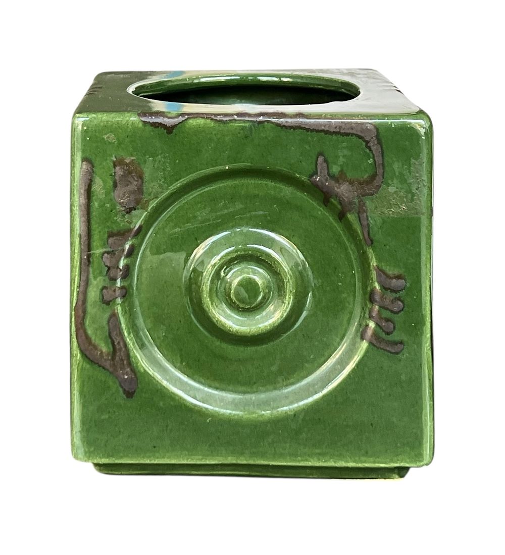 קרנת - אגרטל קובייה 
גלזורה ירוקה 
חתום 
11*10 סמ