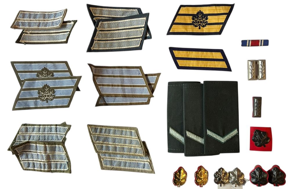 צה"ל - לוט 27 סיכות/דרגות צבאיות 
דרגות שרוול -חוגרים : רב"ט, סמל, סמ"ר, 
דרגות כתף - קצונה. 