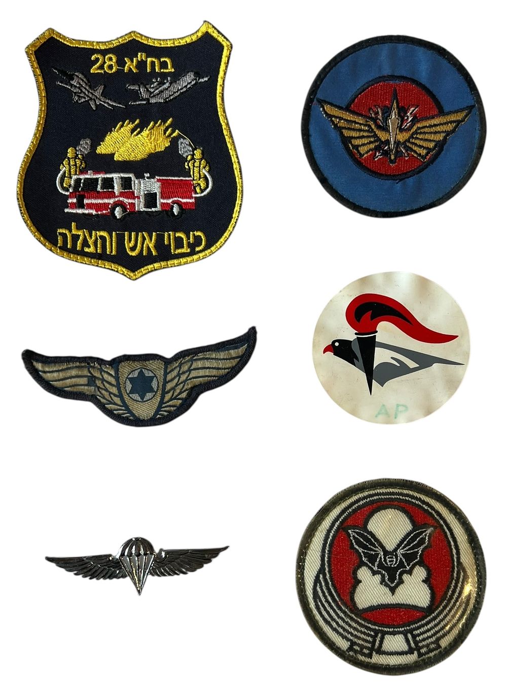 צה"ל -לוט 6 תגים 
חיל האויר, טייסות, כיבוי אש והצלה. 
במצב טוב מאד.