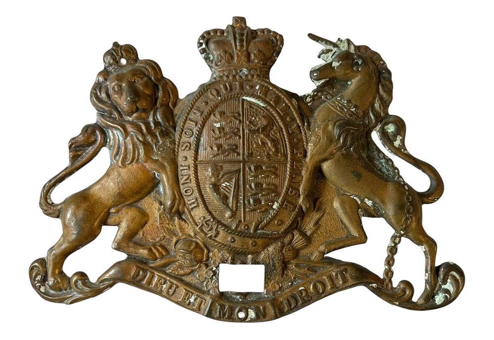 פלשתינה - סמל בריטי - גדול 
חורים/פתחים בצידי הסמל מרמזים כי הותקן על ציוד, רכב, מבנה 